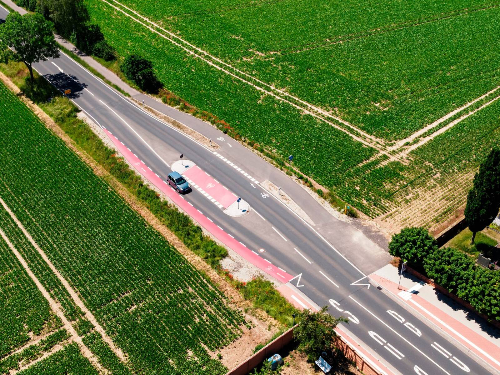 Luftaufnahme einer Straße mit Querungshilfe für Radfahrende